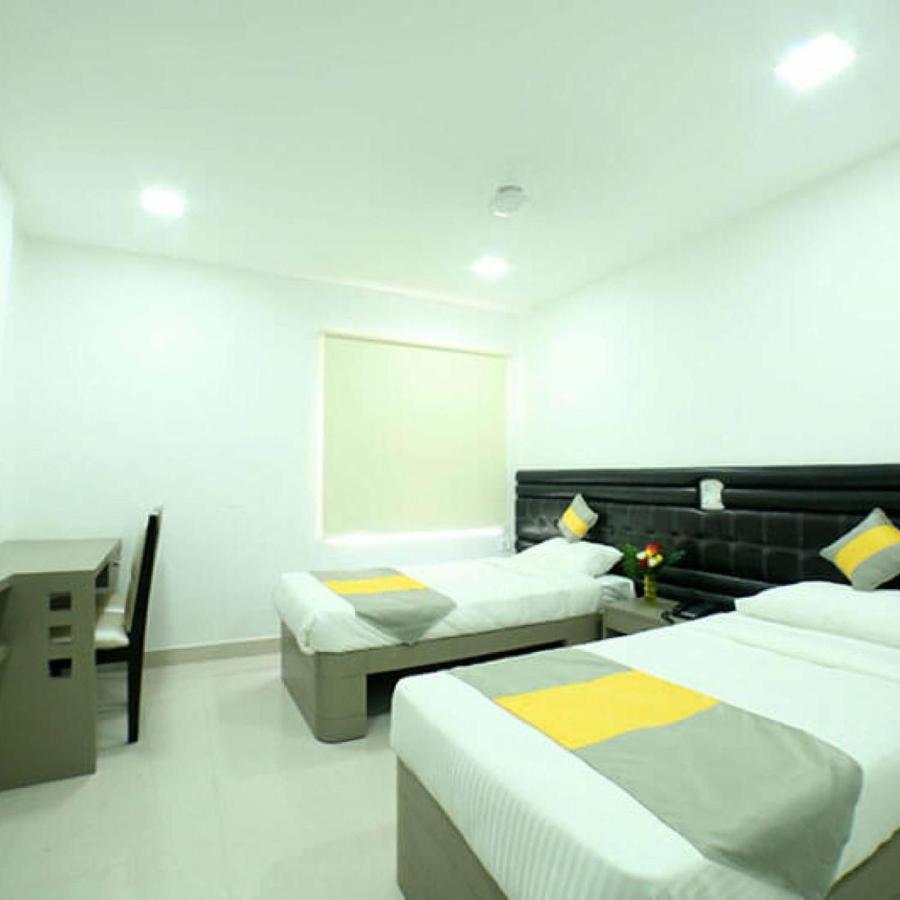 La Riviera Suites Madhapur Haiderabad Buitenkant foto