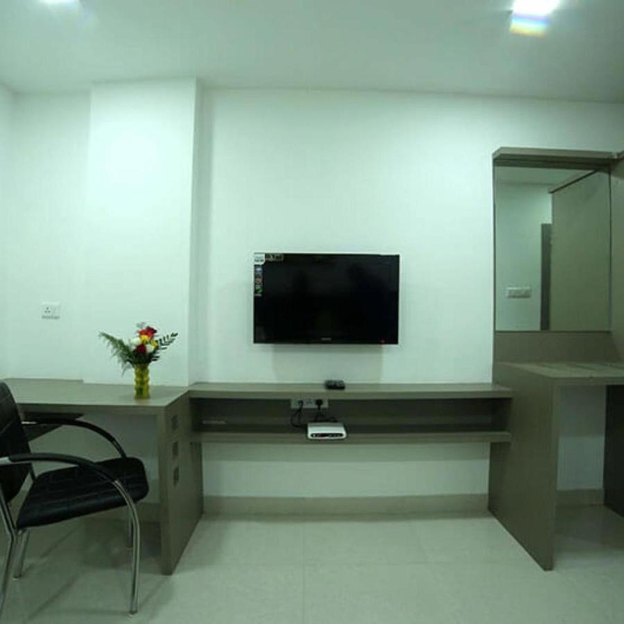 La Riviera Suites Madhapur Haiderabad Buitenkant foto