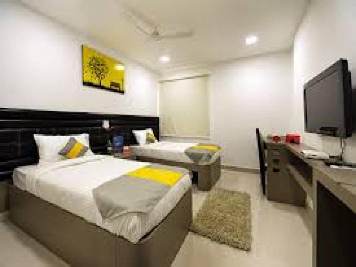 La Riviera Suites Madhapur Haiderabad Buitenkant foto