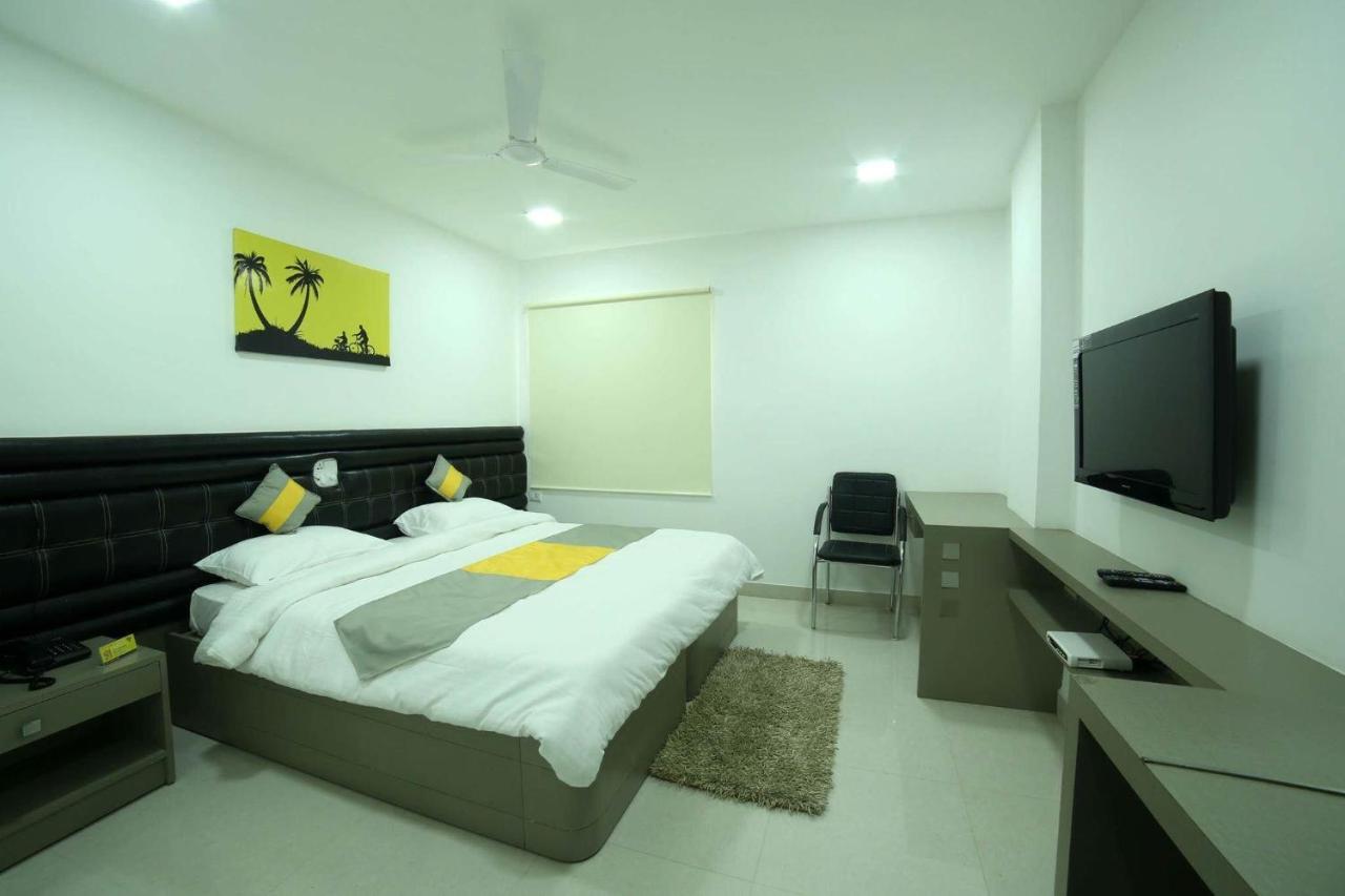 La Riviera Suites Madhapur Haiderabad Buitenkant foto