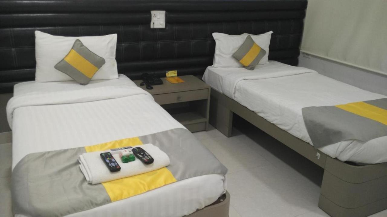La Riviera Suites Madhapur Haiderabad Buitenkant foto