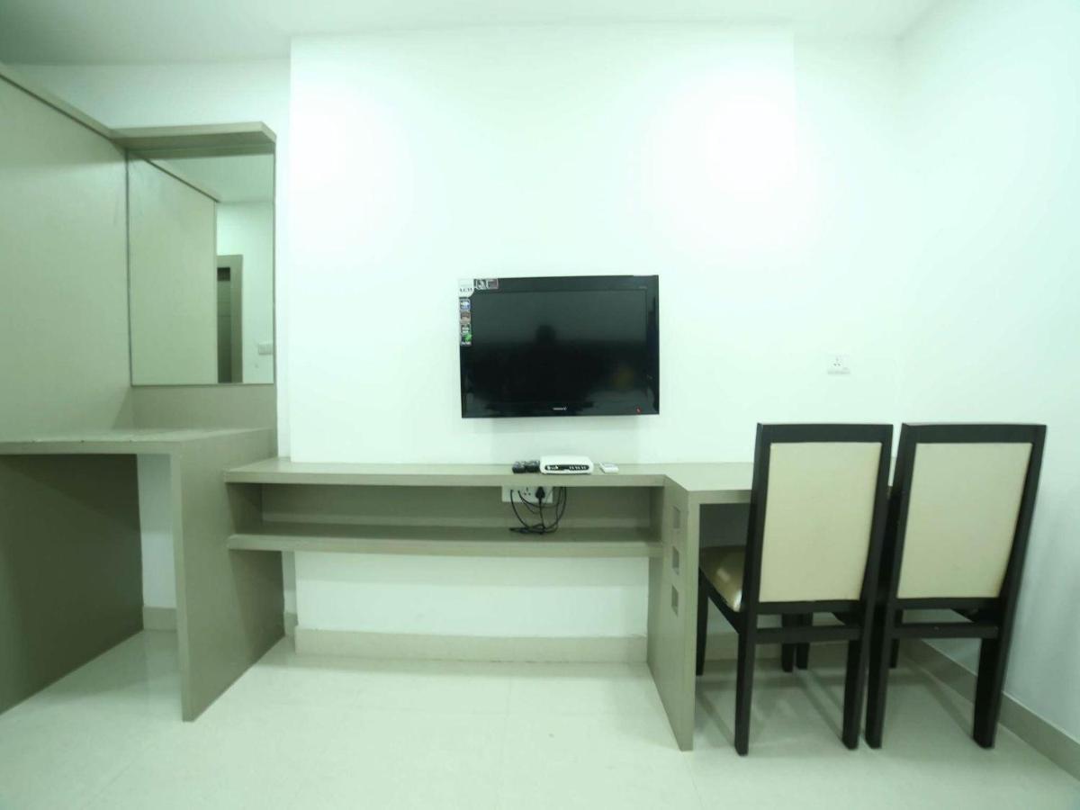 La Riviera Suites Madhapur Haiderabad Buitenkant foto